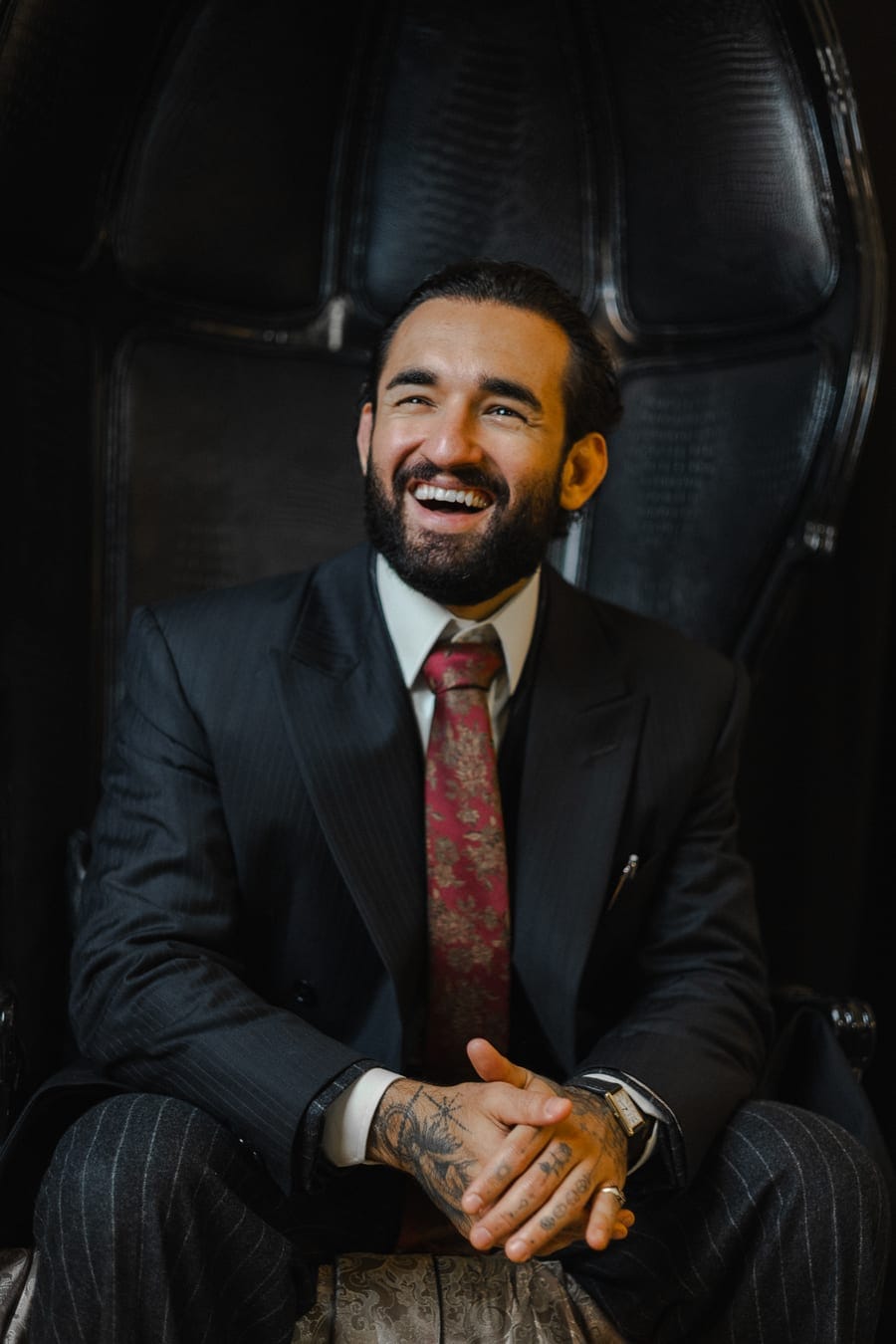 Retrato do Dr. Eric Pascher sentado, sorrindo, de terno e gravata