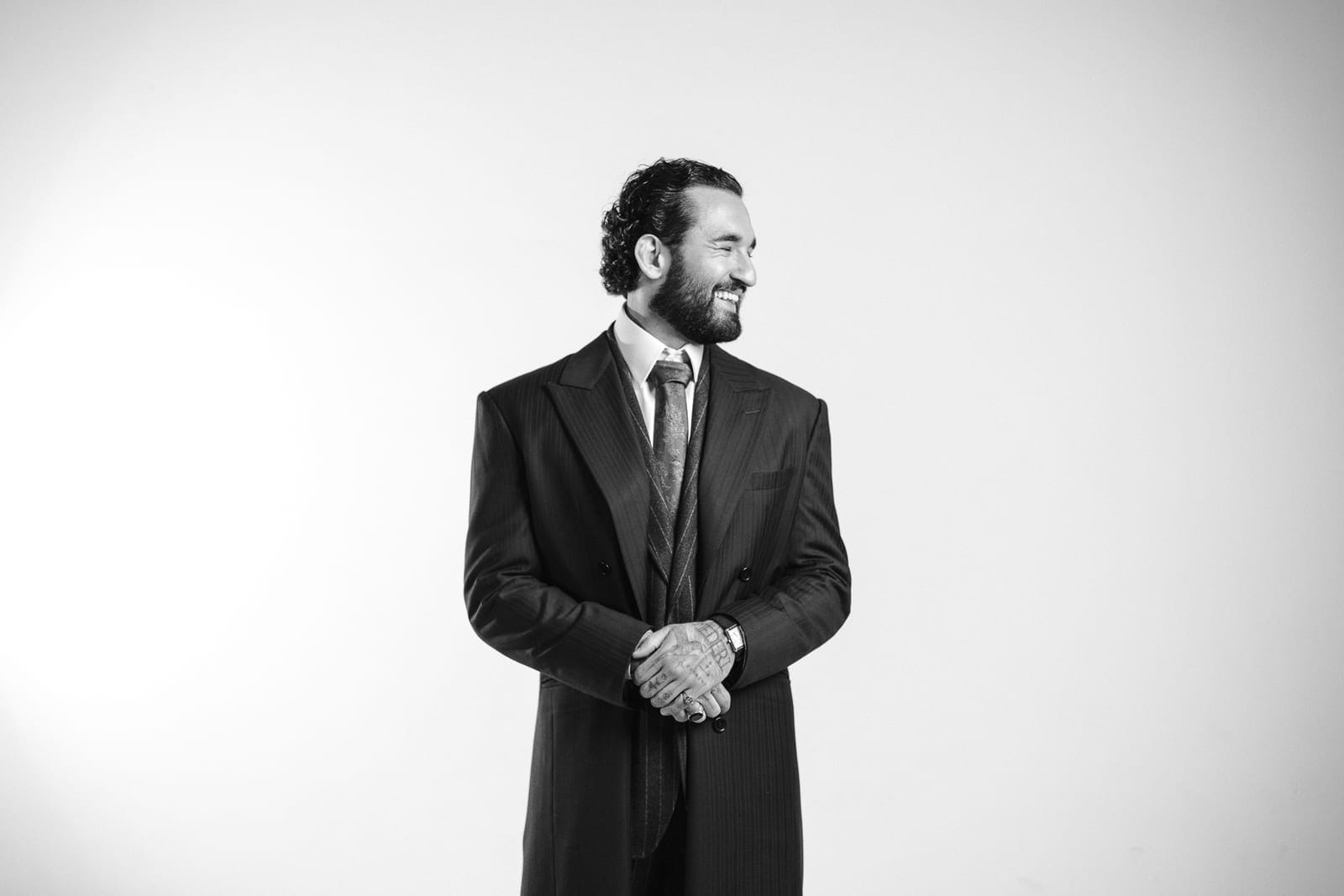 Retrato em preto e branco do Dr. Eric Pascher, de terno, sorrindo de perfil